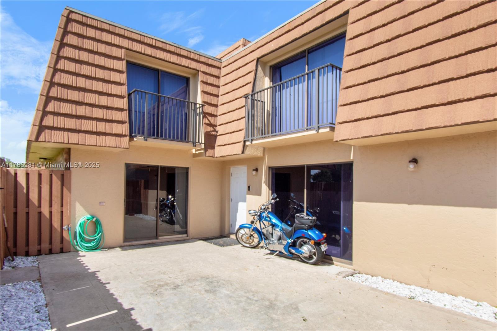 2572 Lakeview Ct