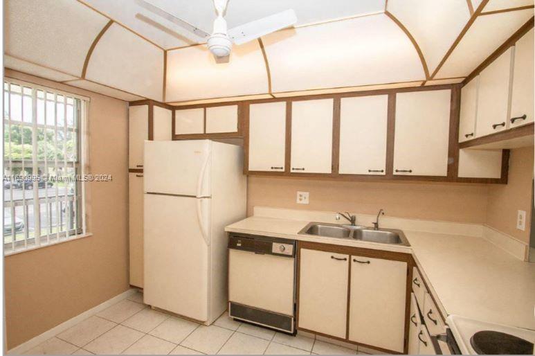 GOLDEN LAKES VILLAGE COND - Residential