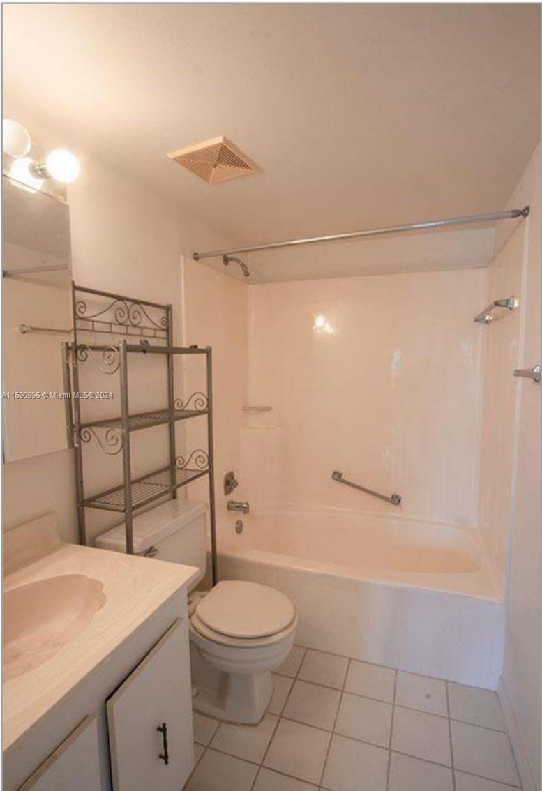GOLDEN LAKES VILLAGE COND - Residential