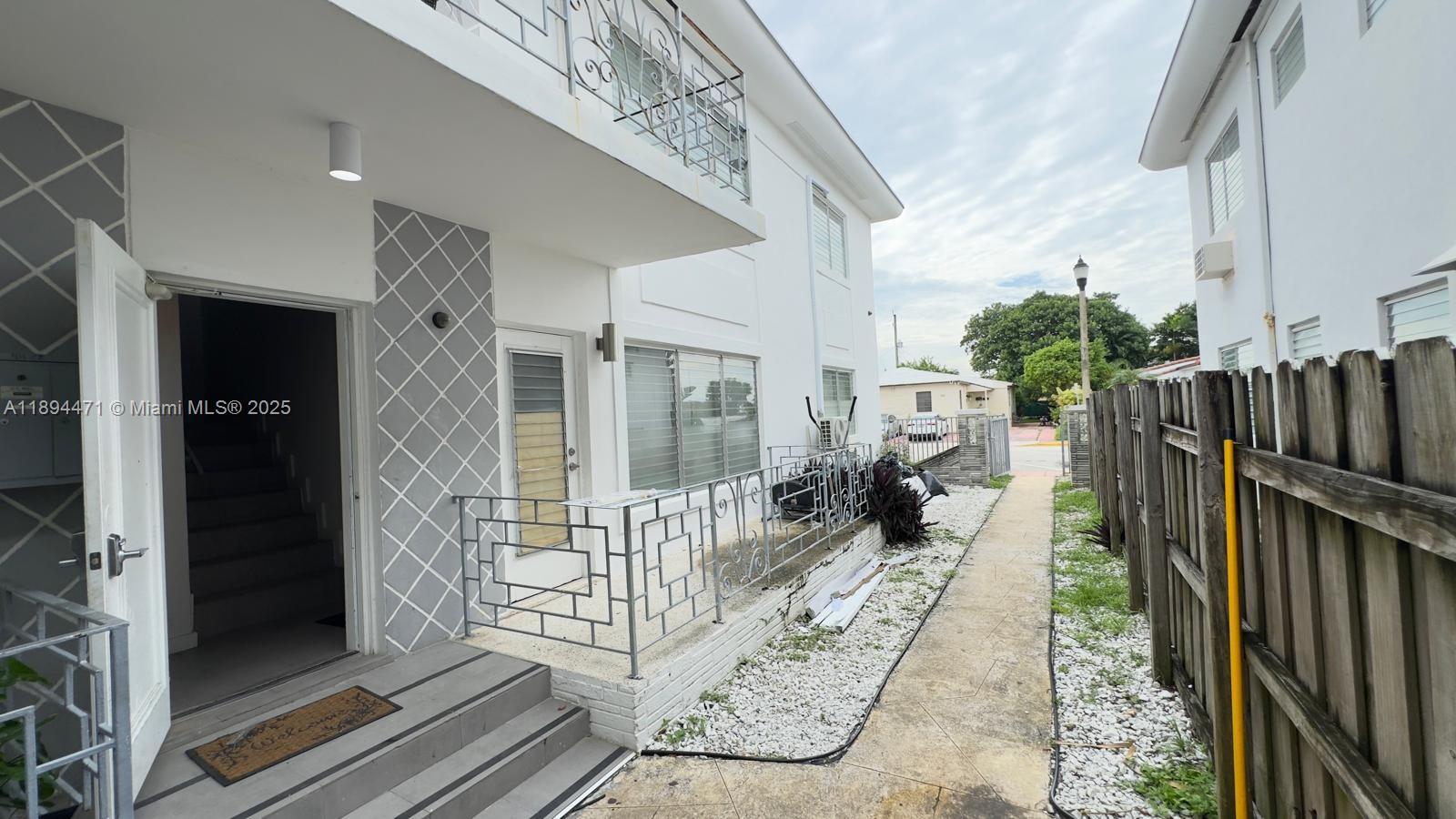 Very nice apartment with remodeled kitchen and showers, new shades, new appliances, new split (3)