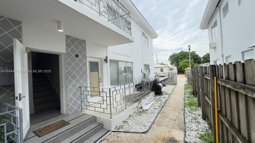 Very nice apartment with  remodeled kitchen and showers, new shades, new appliances, new split (3)