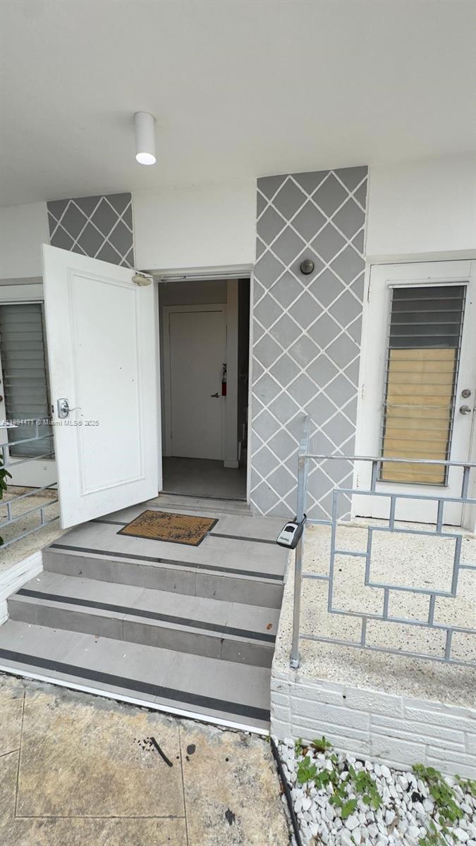 BISCAYNE BCH SUB - Residential Lease