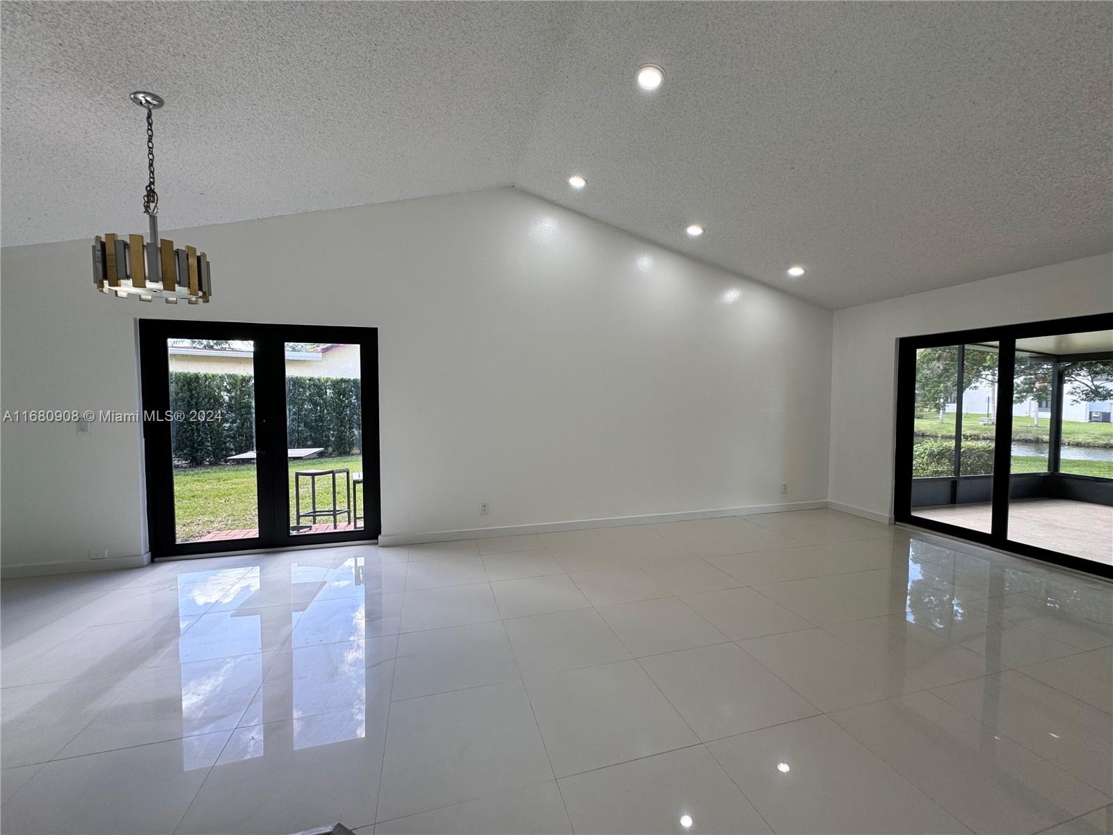 VILLAS OF BONAVENTURE AT - Residential