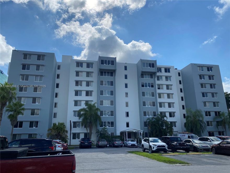 Completely remodeled 1bed/1bath at Dadeland Place. Washer/Dryer inside unit. Open kitchen. White tile throughout. Granite countertops, stainless steel appliances. Walk in closet. New AC and new water heater. Walking distance to Dadeland Mall and restaurants. Available now!