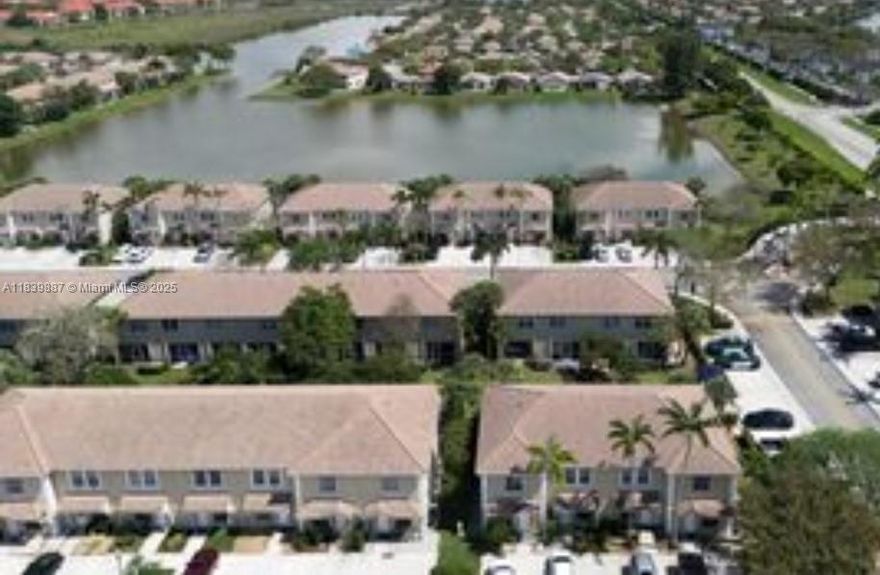 Beautiful lakefront townhouse in desirable community. Great location !!  Close to shopping centers, movie theater, restaurants and even a hospital. Everything that you need is just a short distance away. Contact us today !
****Property will be available for showing starting September 29th.****