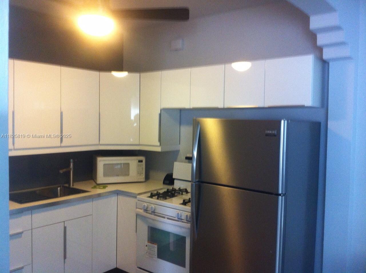 THE LESLIE CONDO - Residential