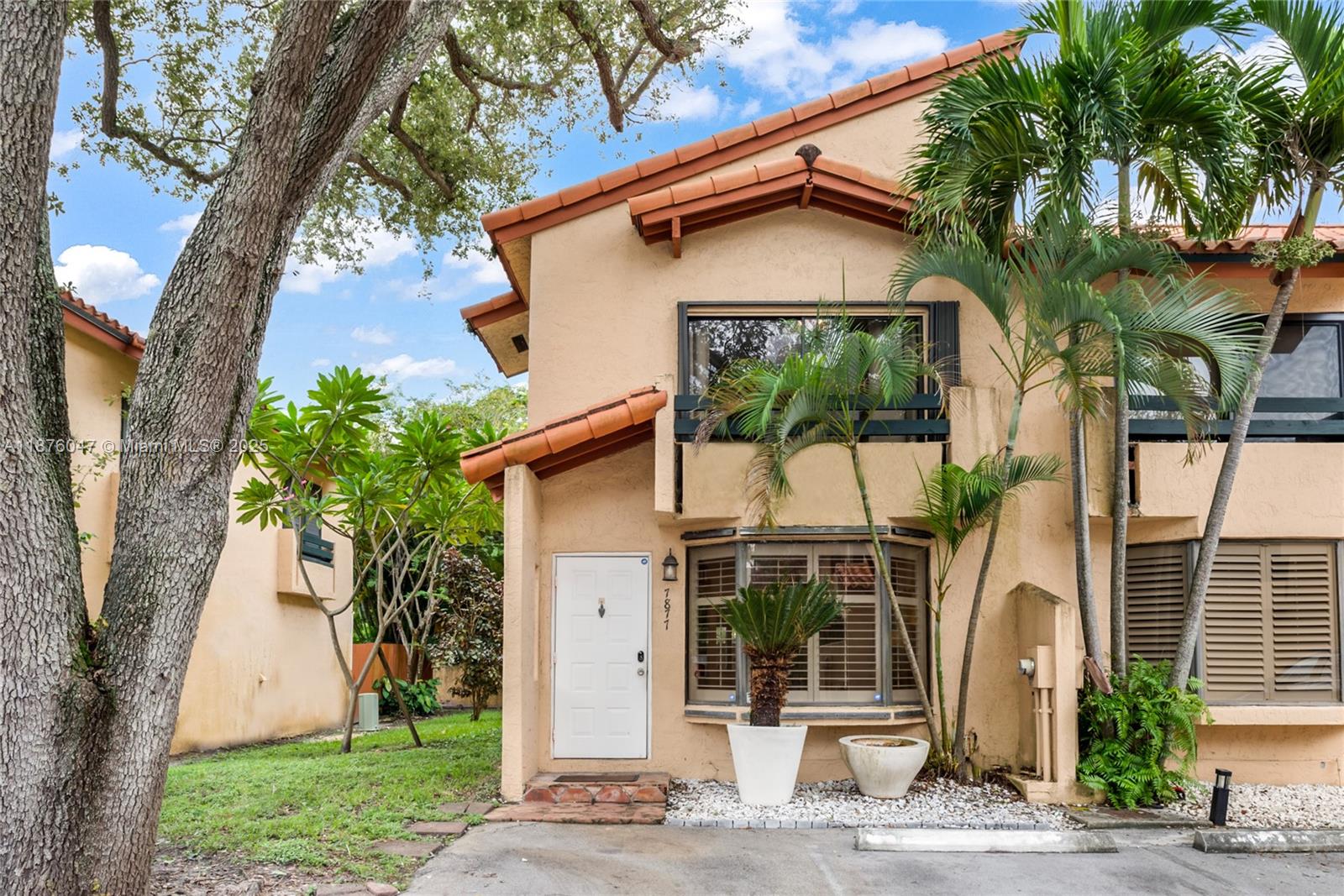 Updated corner 2BD / 1.5BA townhome in sought after Dadeland Cove. This home features ceramic
tile flooring throughout, a modern kitchen with stainless steel appliances, granite countertops, glass
backsplash, and impact doors opening to a private, fully fenced patio. The oversized living and dining areas are perfect for entertaining. Upstairs, you’ll find two spacious bedrooms with volume ceilings, including a primary suite with loft space, updated bath and impact glass doors. Ideally located between Pinecrest and Dadeland—just steps from Whole Foods, Target, Dadeland Mall, and major highways. HOA covers exterior, roof, insurance, cable TV, common areas, pool maintenance, and security. Experience the convenience and lifestyle of Dadeland Cove!