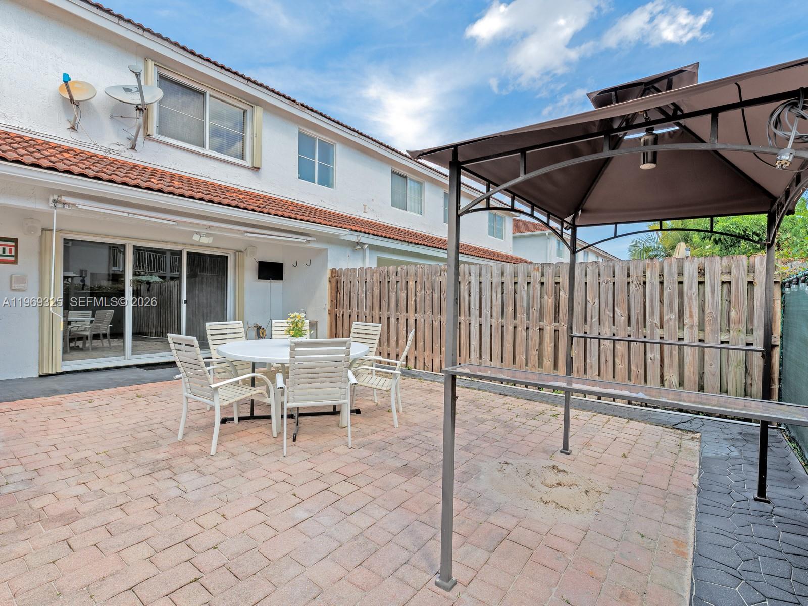 DIMENSIONS AT DORAL - Residential Lease