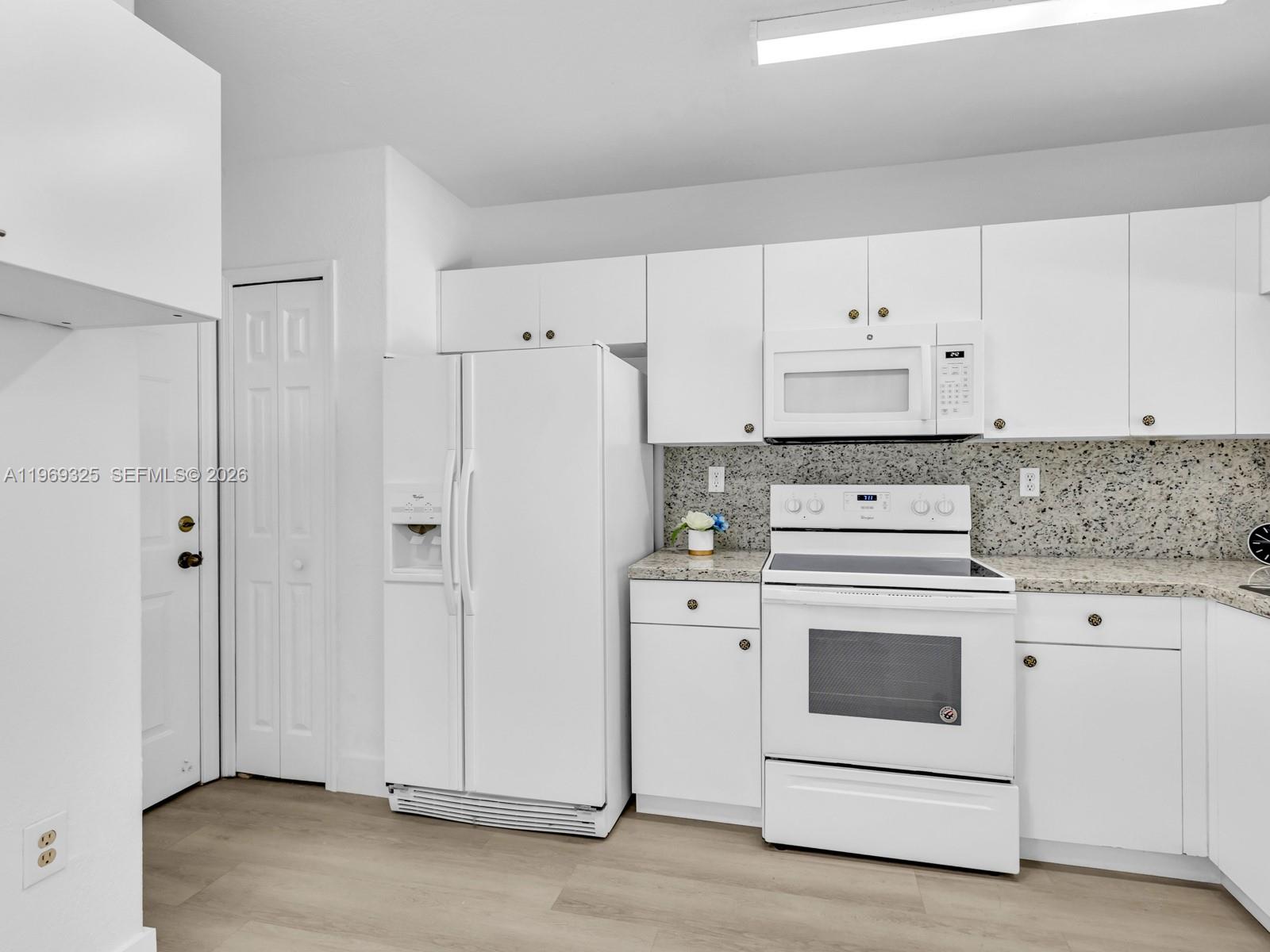 DIMENSIONS AT DORAL - Residential Lease