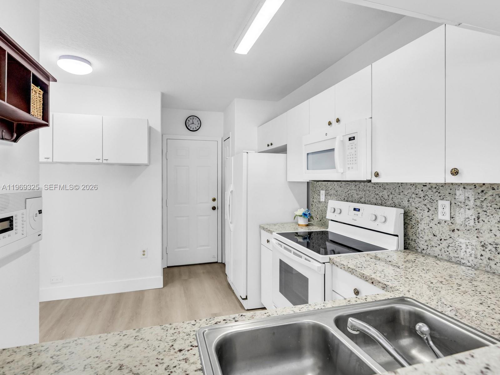 DIMENSIONS AT DORAL - Residential Lease