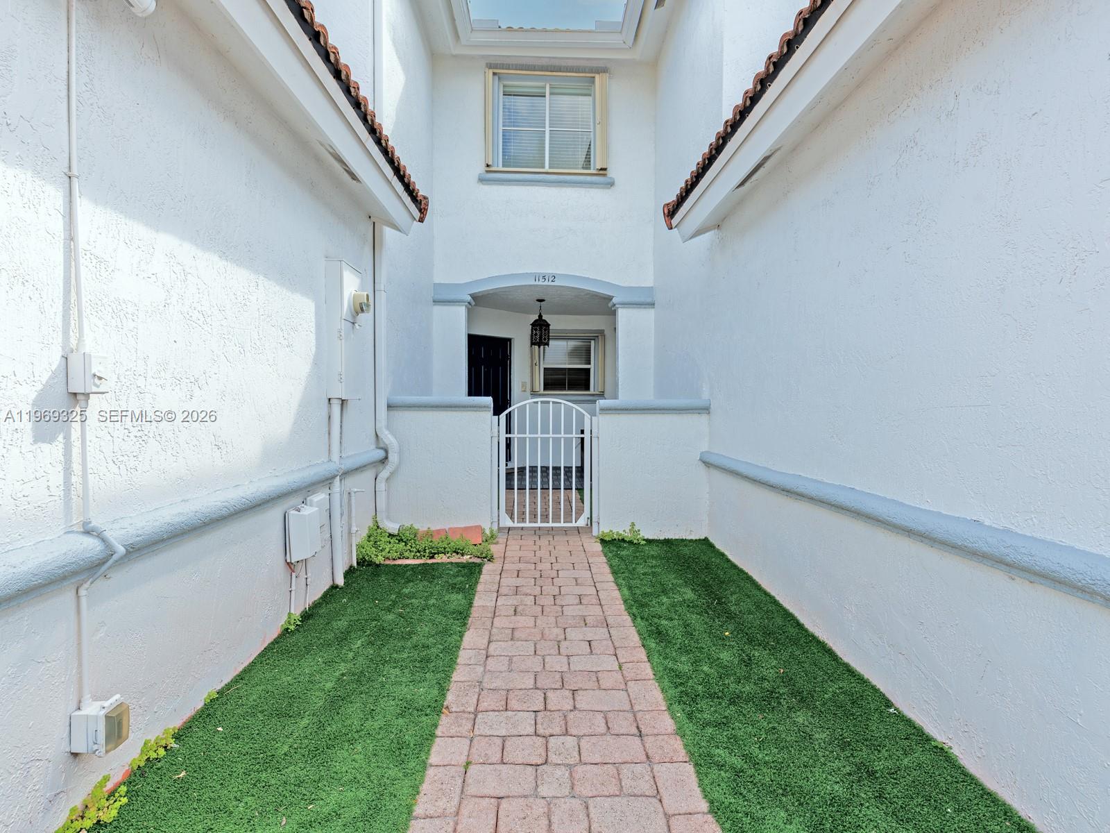 DIMENSIONS AT DORAL - Residential Lease