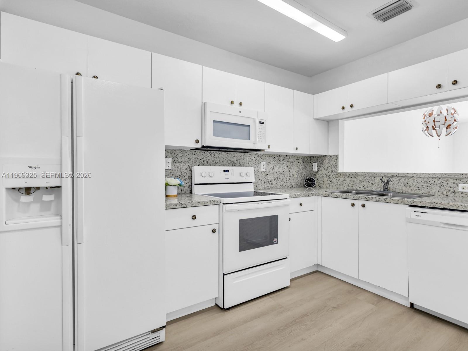 DIMENSIONS AT DORAL - Residential Lease