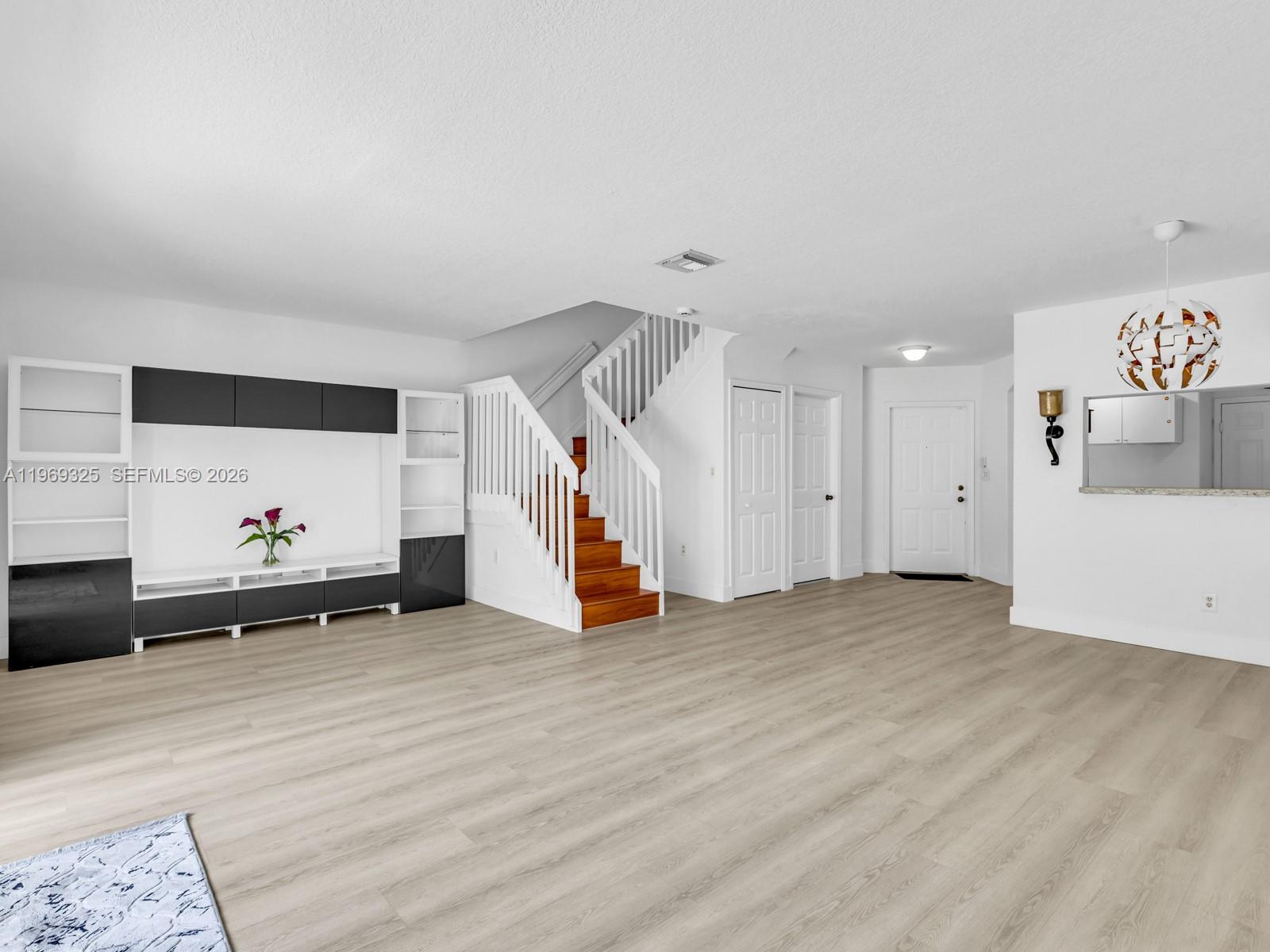 DIMENSIONS AT DORAL - Residential Lease