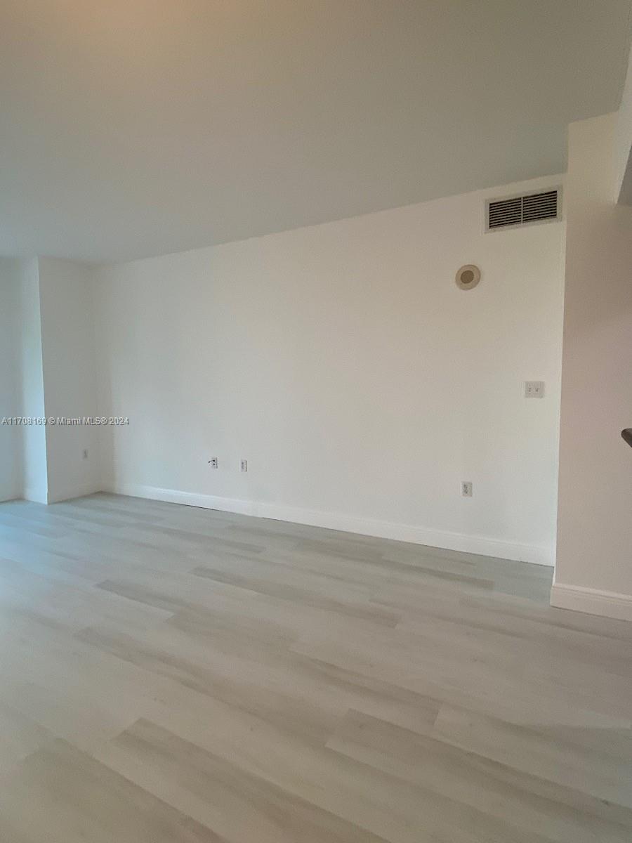 HOLLYWOOD STATION RES CON - Residential