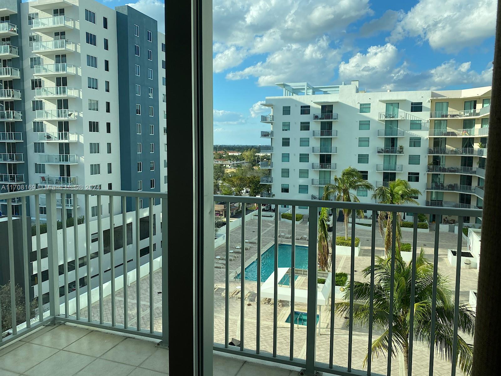 HOLLYWOOD STATION RES CON - Residential