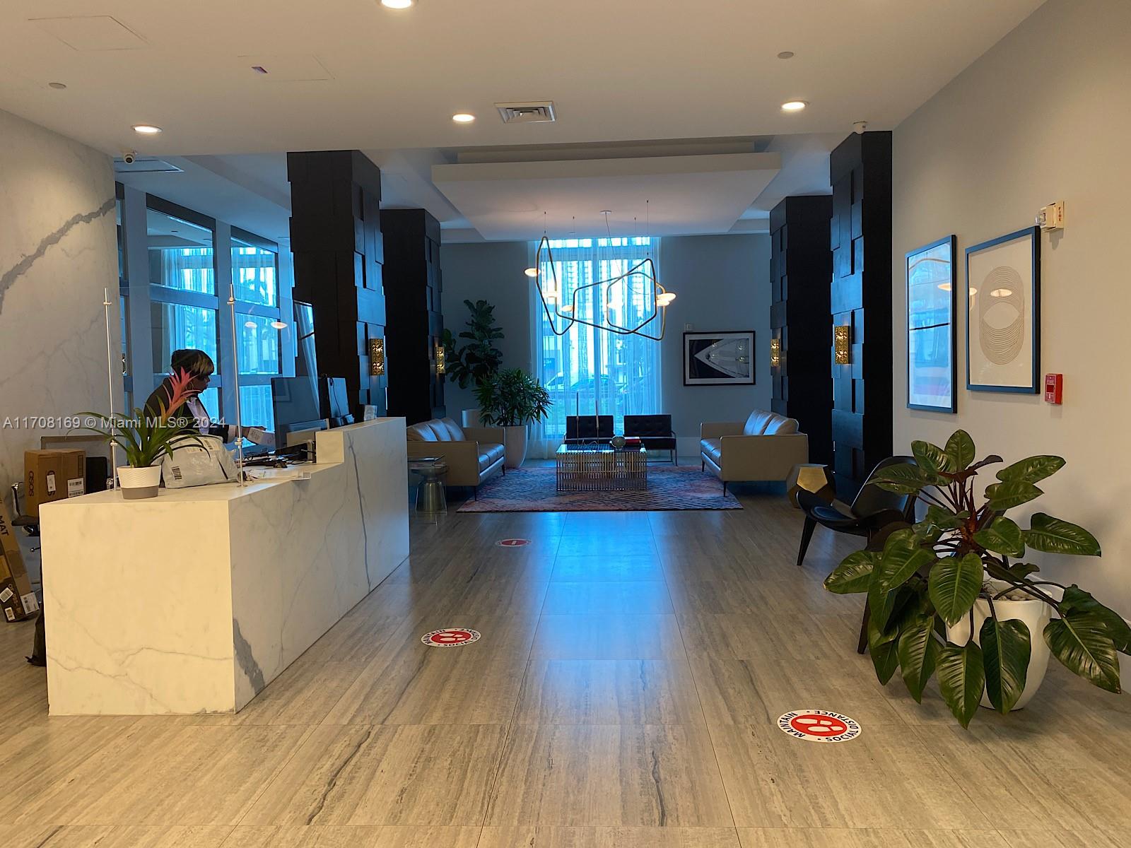 HOLLYWOOD STATION RES CON - Residential