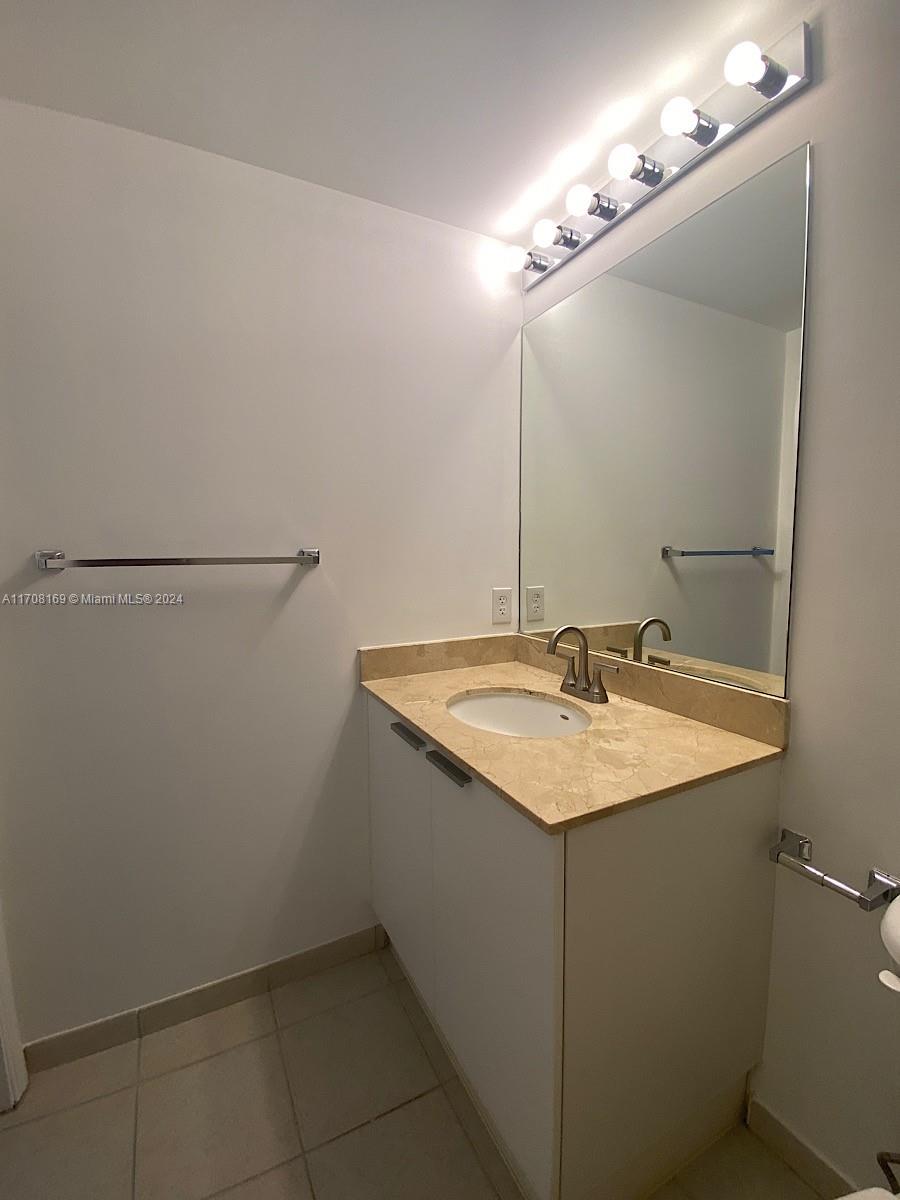 HOLLYWOOD STATION RES CON - Residential