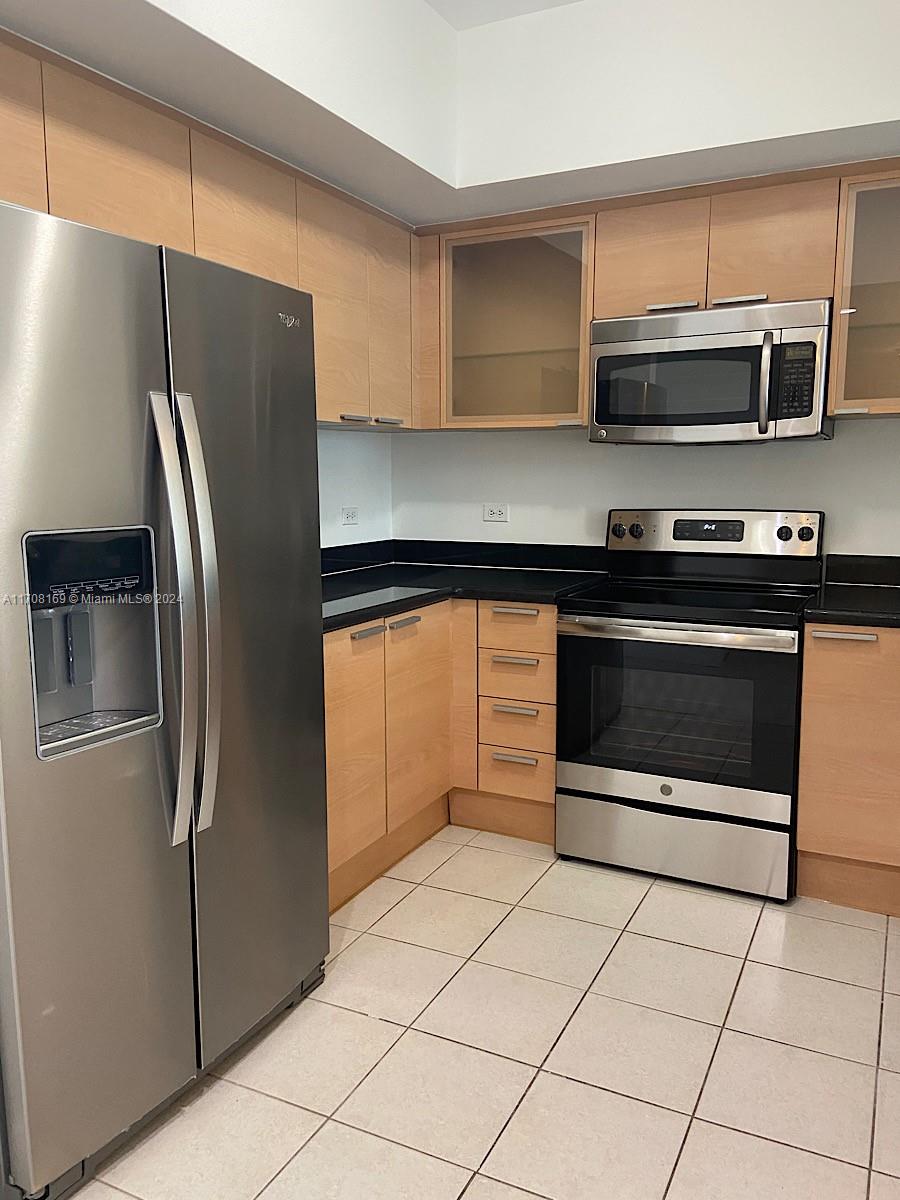 HOLLYWOOD STATION RES CON - Residential