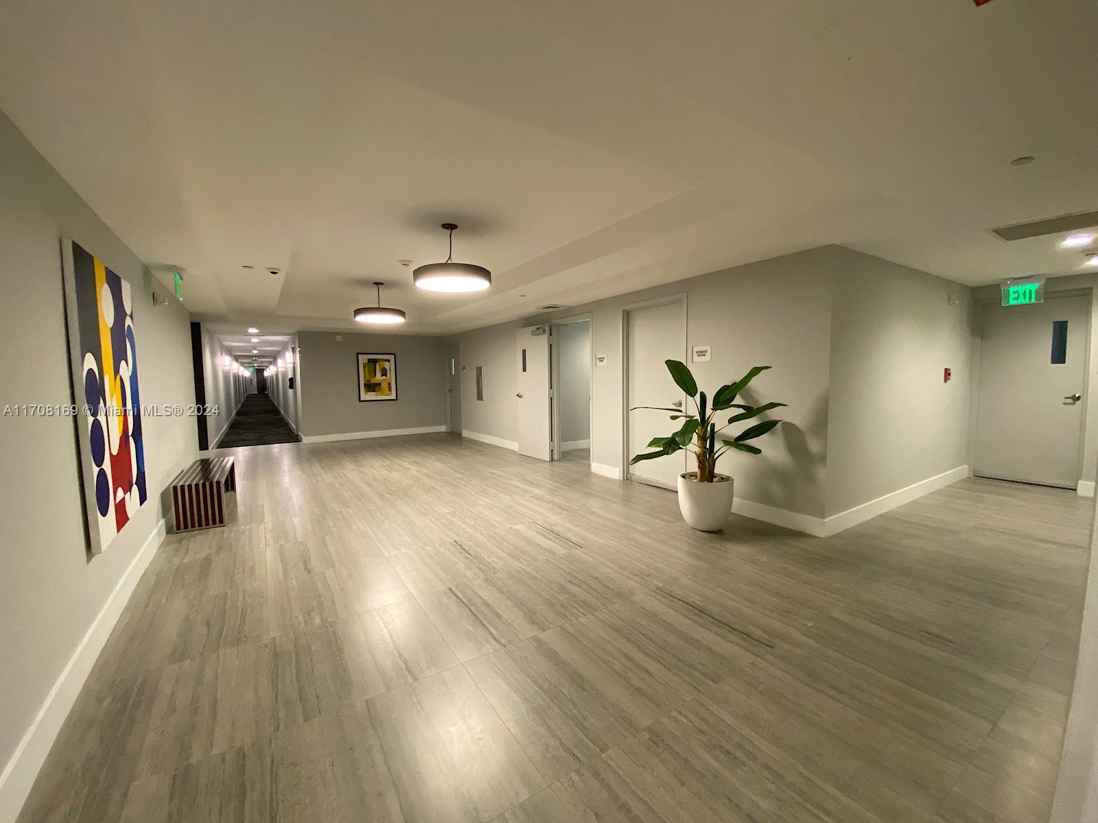 HOLLYWOOD STATION RES CON - Residential