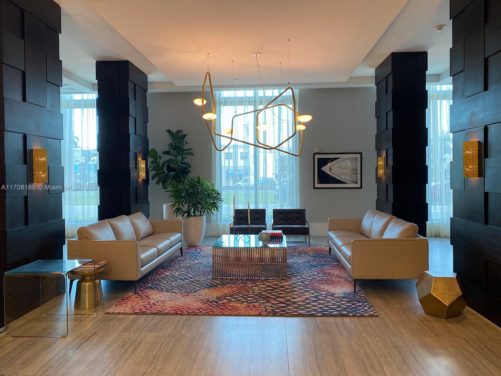 HOLLYWOOD STATION RES CON - Residential