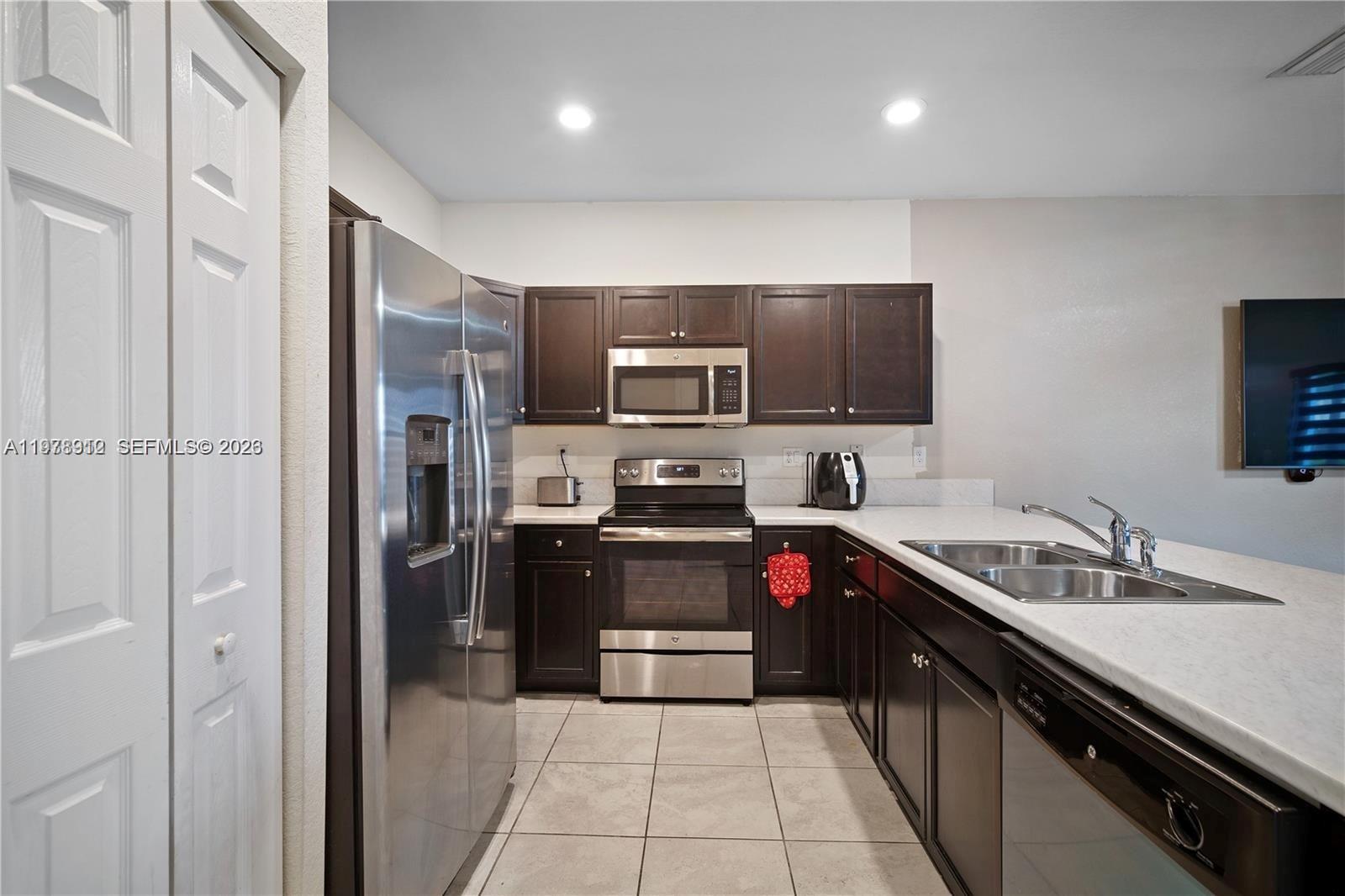 COCO PALM ESTATES - Residential Lease