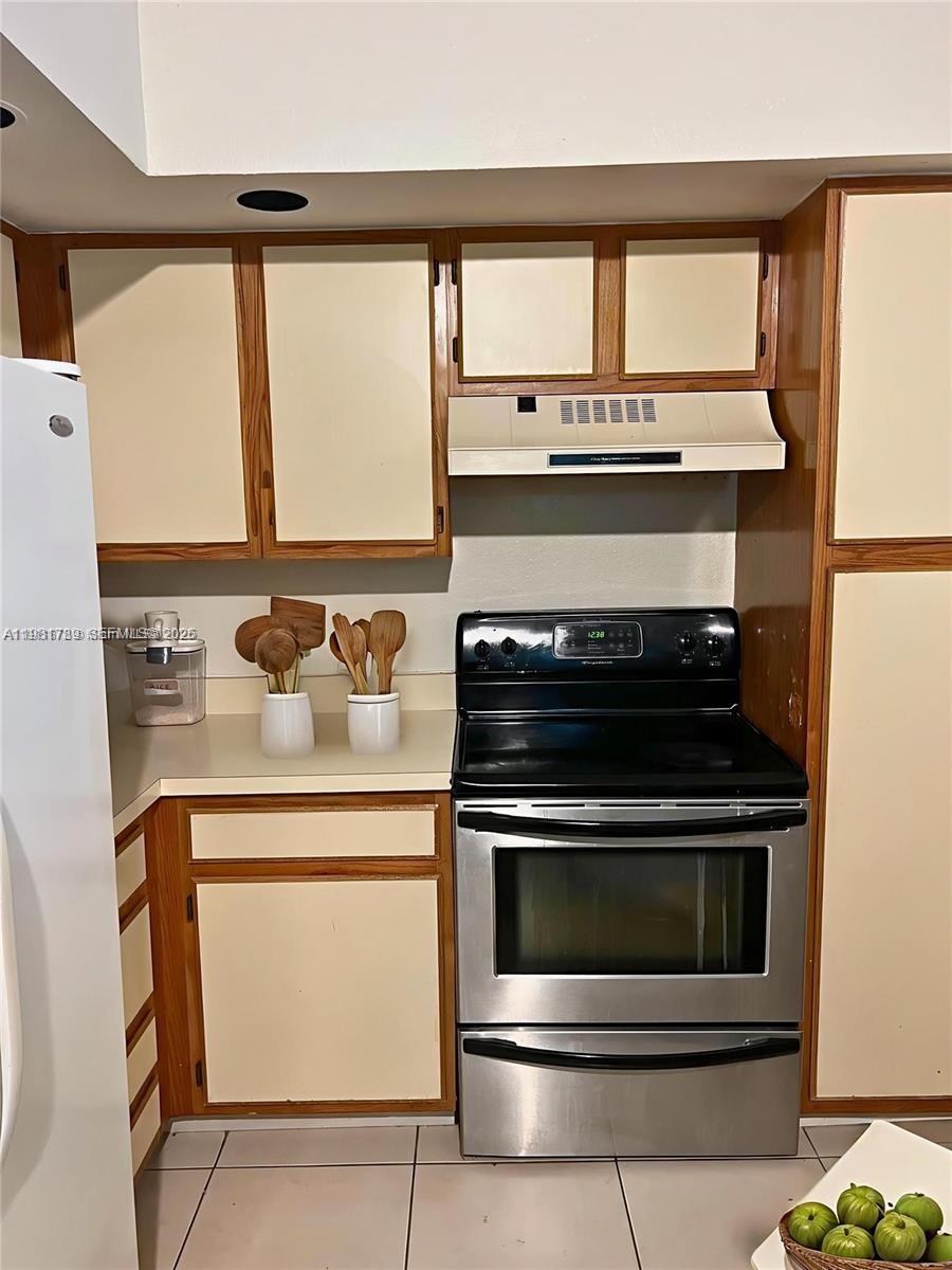 CORAL KEY CONDO - Residential Lease