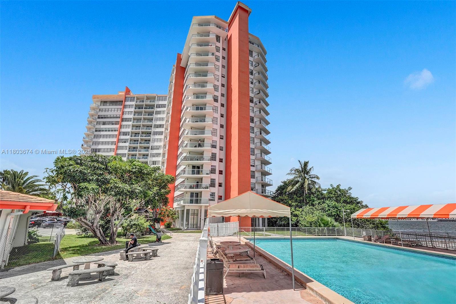 1301 Ne Miami Gardens Dr 403W, Miami, Broward County, Florida - 1 Bedrooms  
2 Bathrooms - 