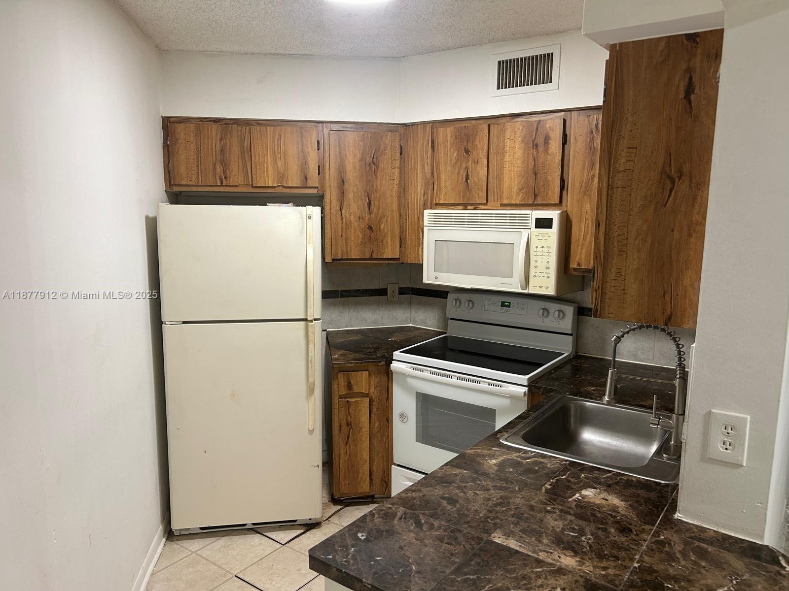 LAKE POINT COMMUNITY!!! CLOSE TO EVERYTHING, NICE 1/1, FAST APPLICATION, YOU CAN MOVE IN A WEEK!!!