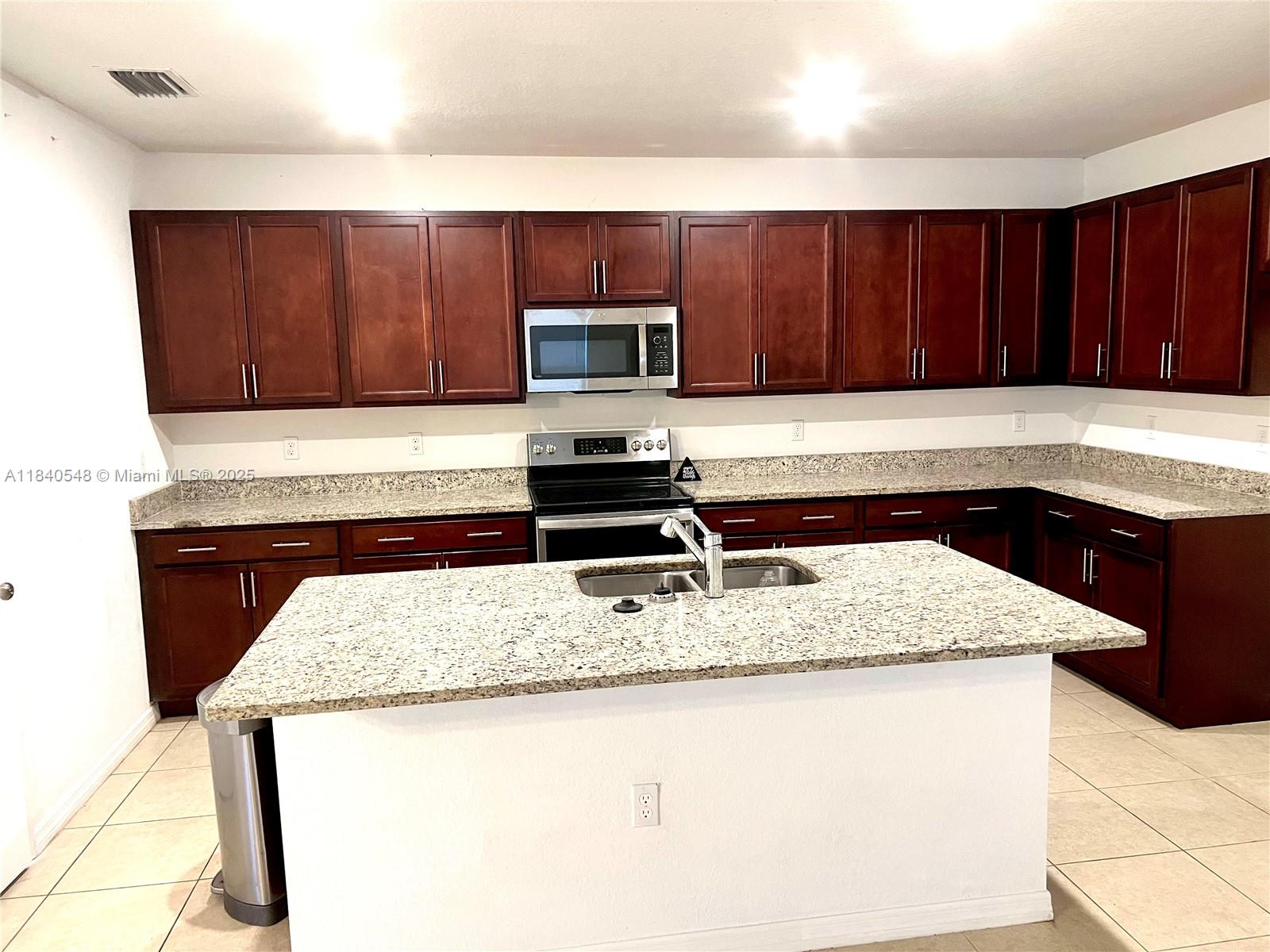 982 SW Alcantarra Blvd