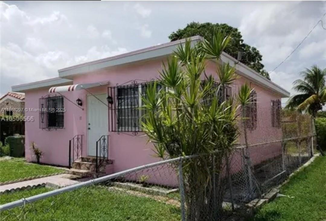 This beautifully maintained 2-bedroom single family home has been recently painted and is move-in ready. Located in a great neighborhood, the property offers a spacious backyard perfect for outdoor activities and entertaining. — Contact the realtor today to schedule a showing!