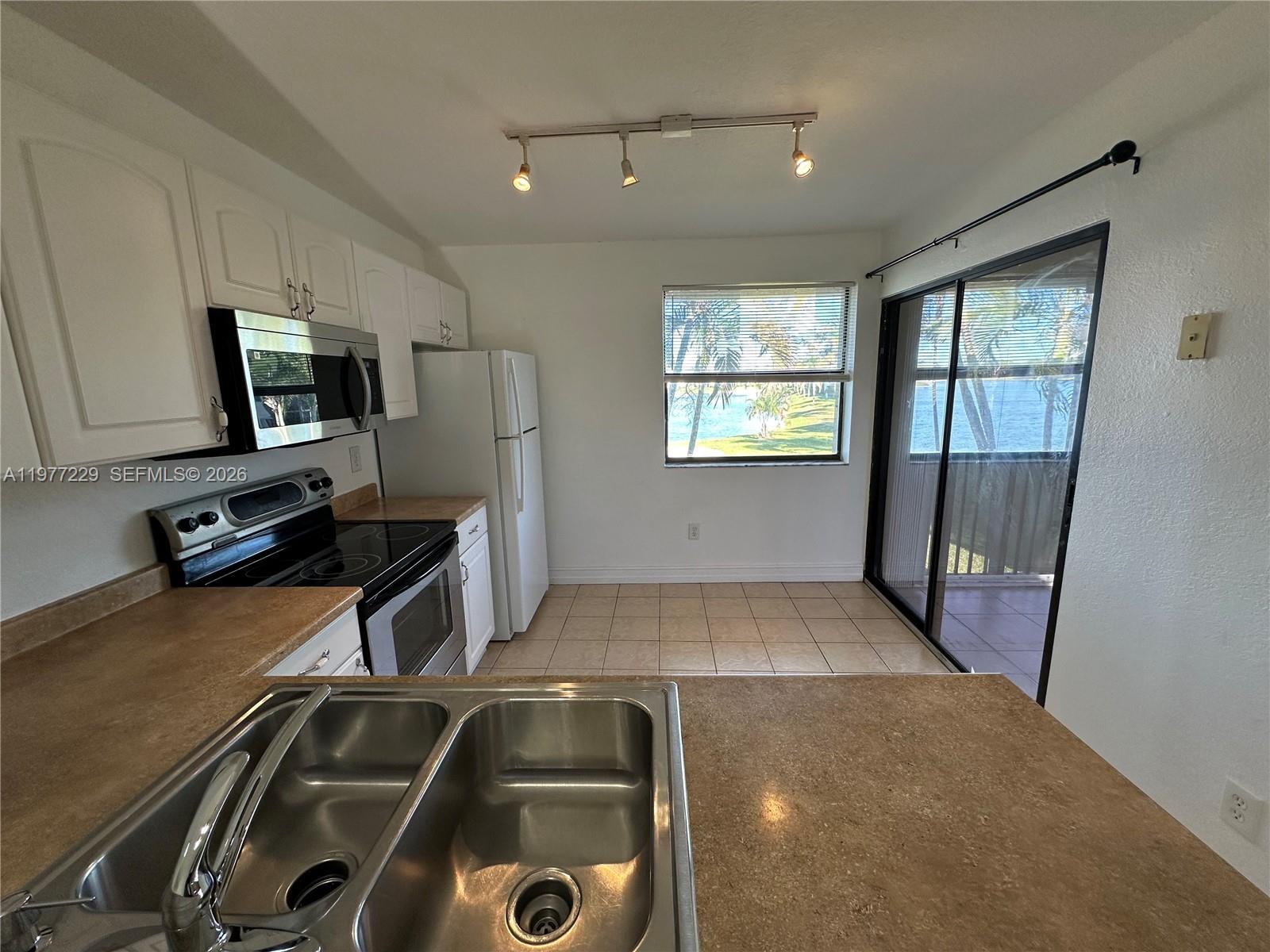 LAKESHORE CONDO 6 - Residential Lease