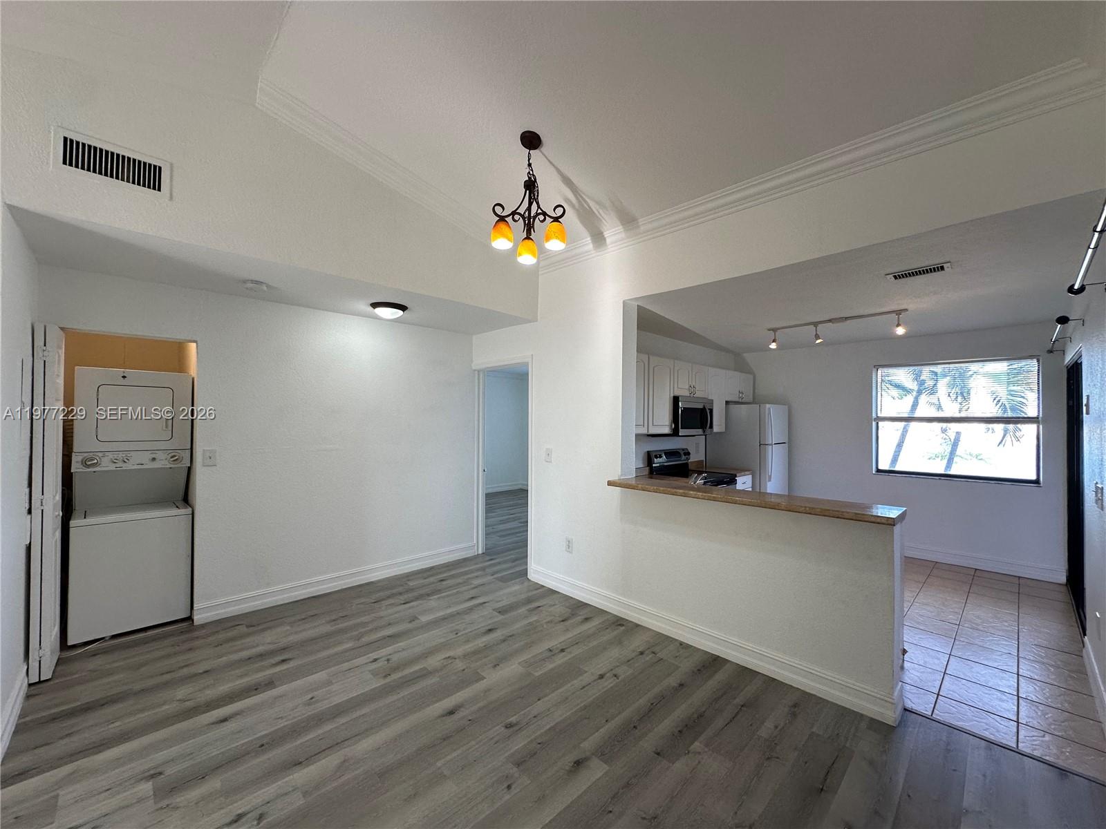 LAKESHORE CONDO 6 - Residential Lease