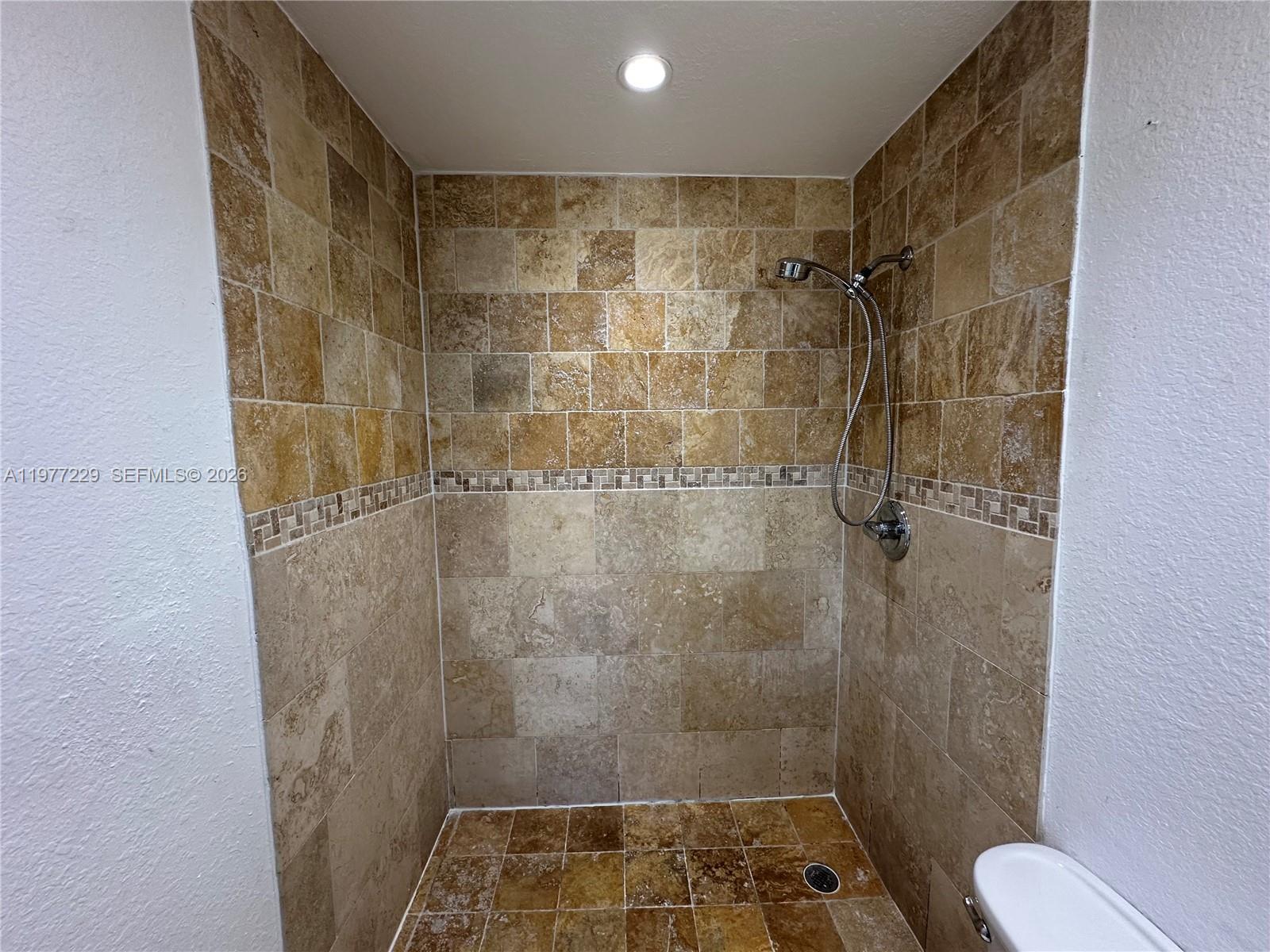 LAKESHORE CONDO 6 - Residential Lease