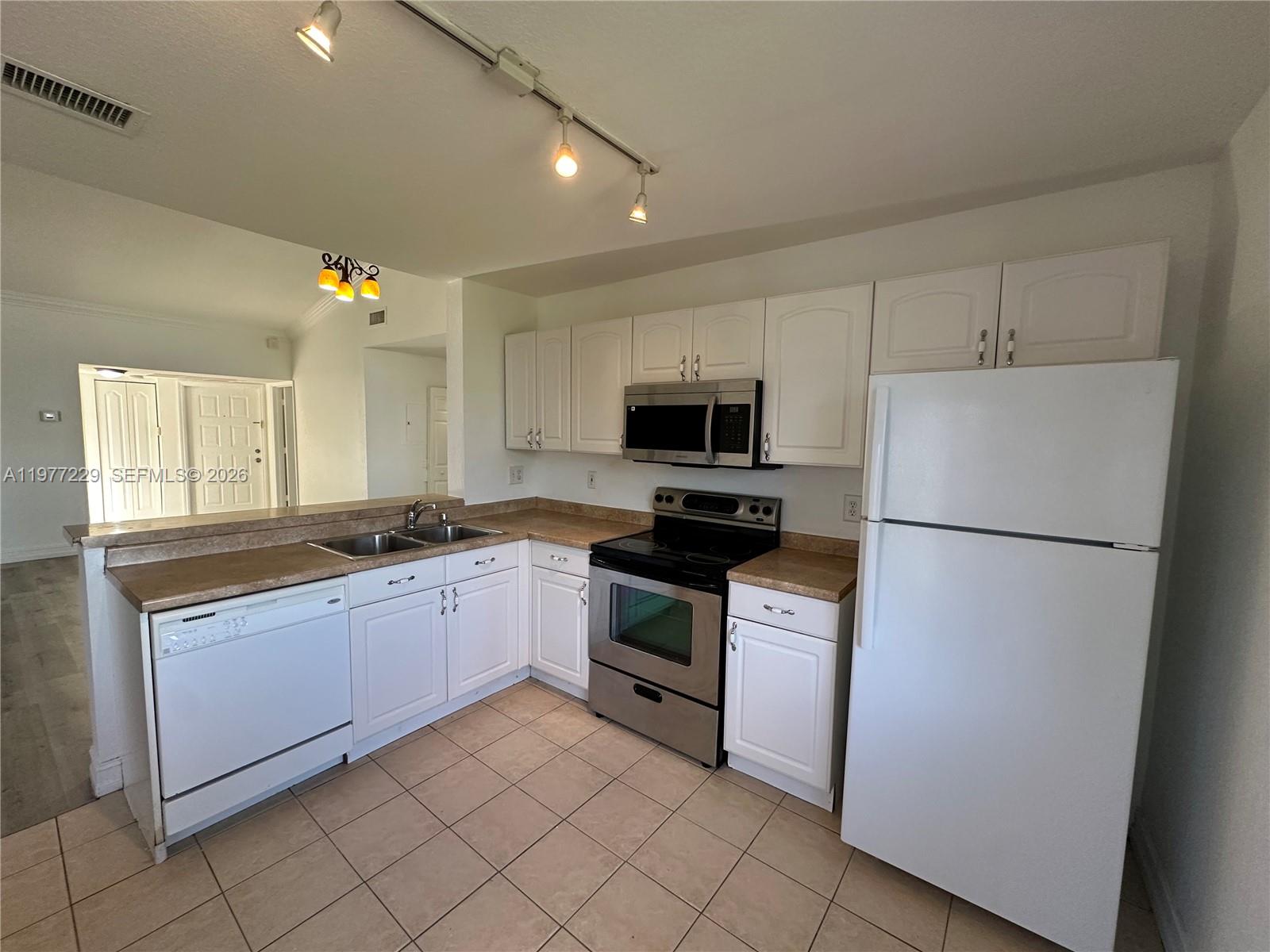 LAKESHORE CONDO 6 - Residential Lease