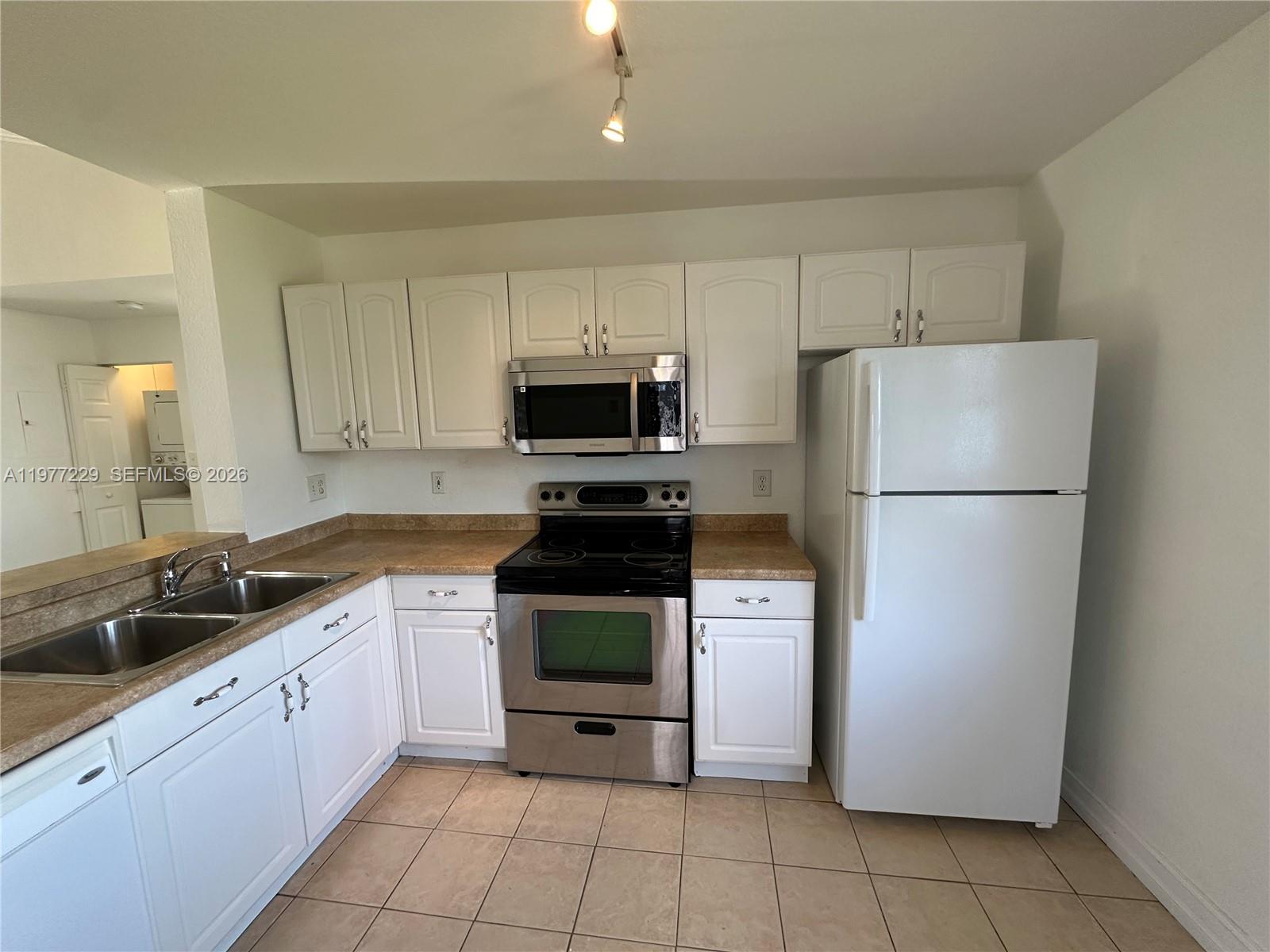 LAKESHORE CONDO 6 - Residential Lease