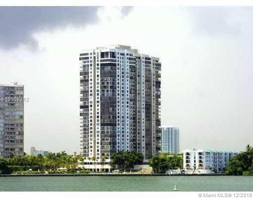 ESTATE SALE, WILL CONSIDER ALL OFFERS!!. AMAZING 1,460 SQ FT OF DIRECT UNOBSTRUCTEB BAY AND OCEAN VIEWS!! 2/BED 2/BATH WITH WETBAR, UNIT HAS TILE FLOORS. BUILDING HAS AMAZING POOL AND TENNIS COURT. THIS IS THE BEST LOCATON IN BRICKELL, BEAUTIFULL AV. AWAY FROMTHE TRAFFIC.