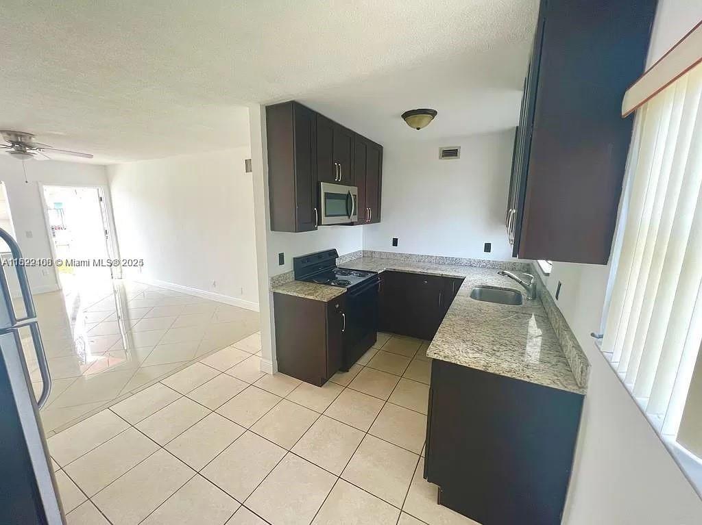 Rental Property at 281 Ne 40th St 2, Oakland Park, Miami-Dade County, Florida - Bedrooms: 1 
Bathrooms: 1  - $1,400 MO.