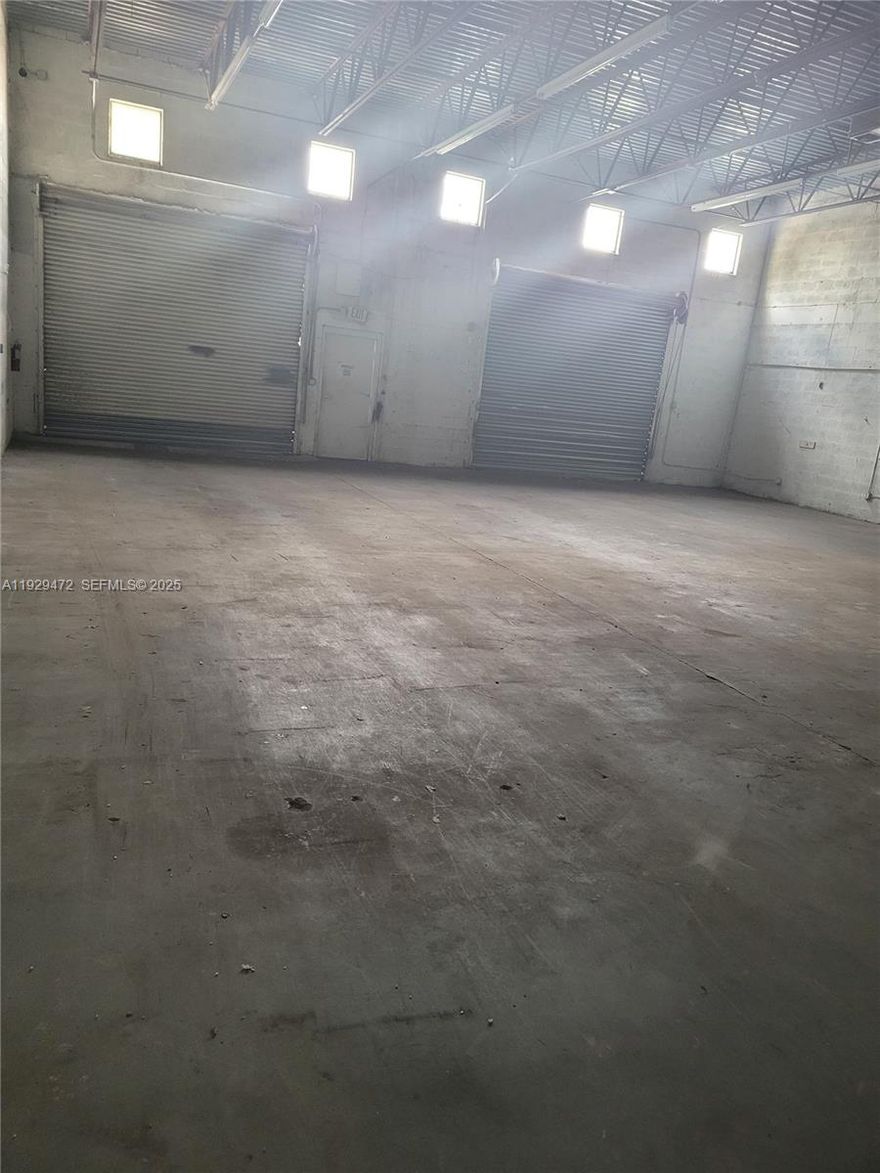 Warehouse  with office space available in a great location , close to mayor highways. Property offers 2,258 of warehouse space and 1,916 of office space. Fast Approval and easy to show