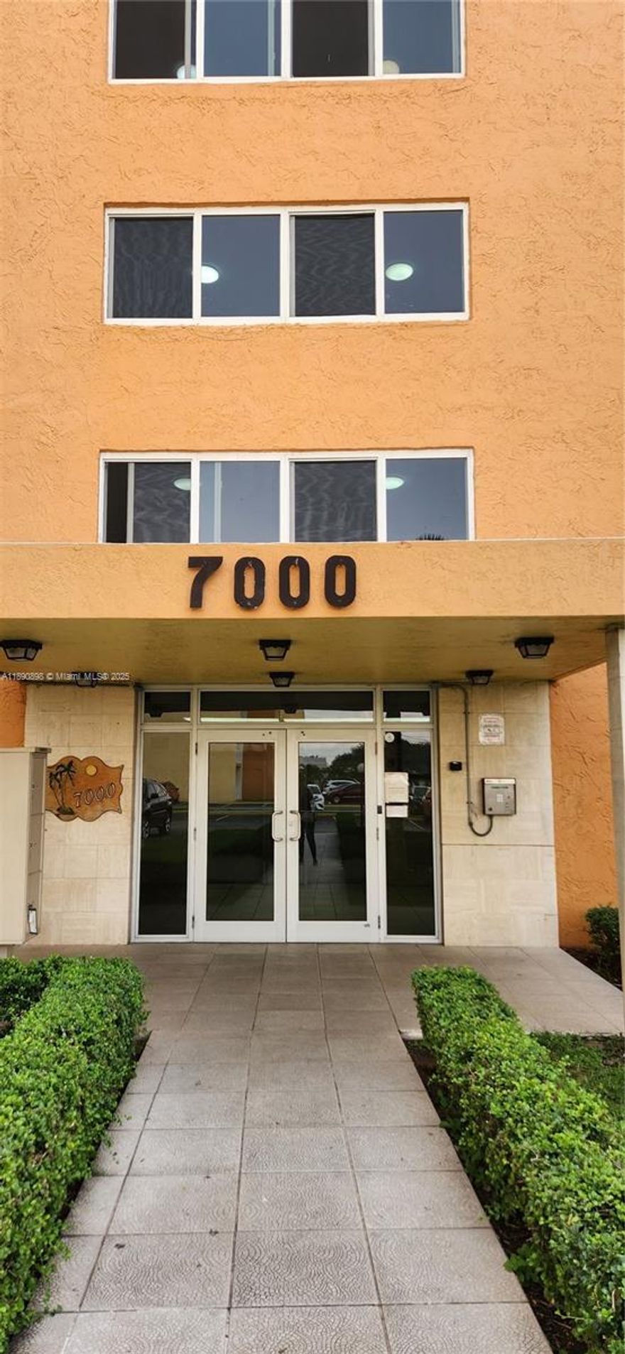 Great opportunity to rent a Studio en a gated community, near to expressways, supermarkets, restaurants and much more. studio with a big room with walking closet, bathroom and kitchen. Water and electricity included in rent, one parking space and access to all amenities (pool, tennis courts, club house). HOA ask for at least 650 of credit score.