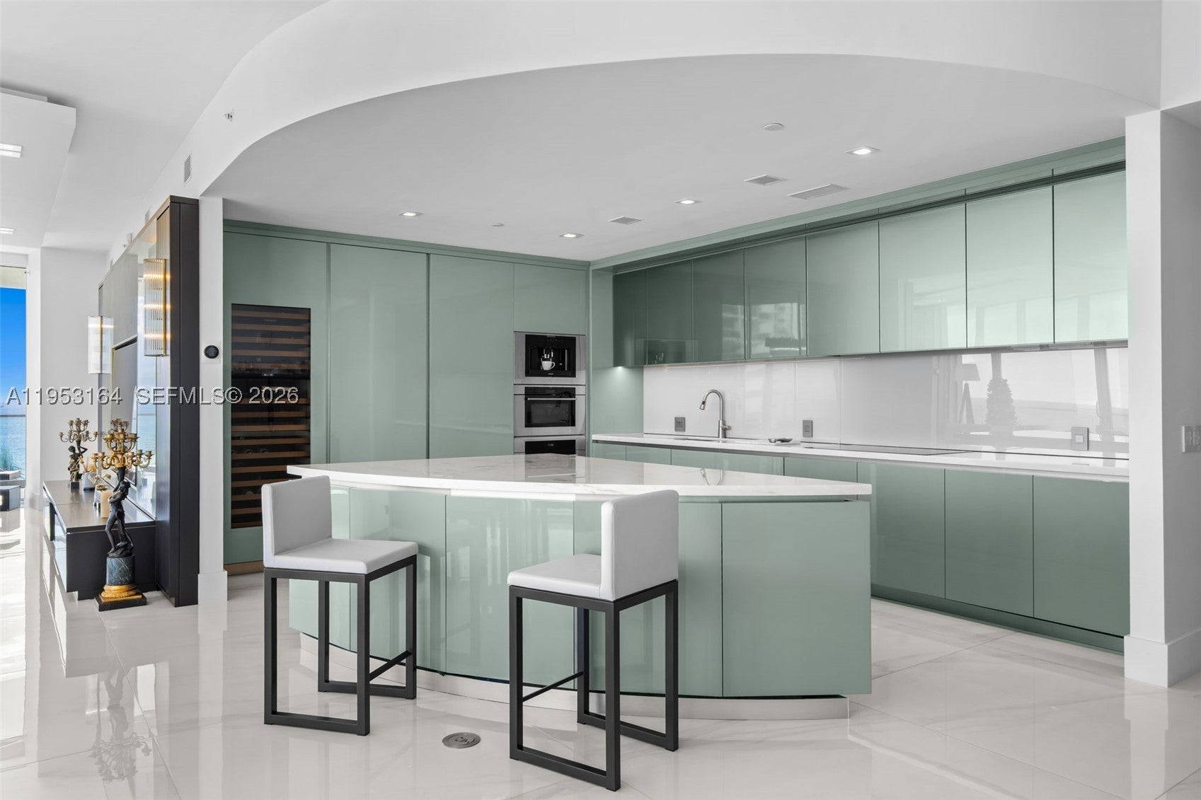 18975 Collins Ave 400+ Cabana