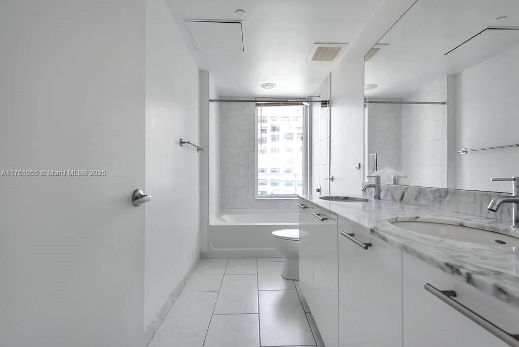 THE PLAZA 901 BRICKELL - Residential