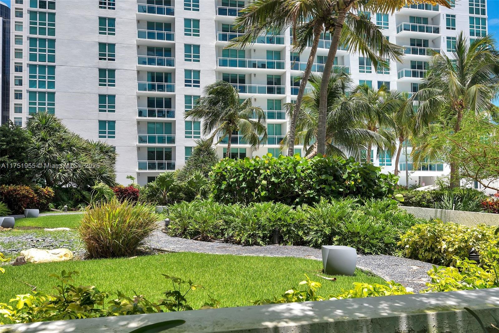 THE PLAZA 901 BRICKELL - Residential