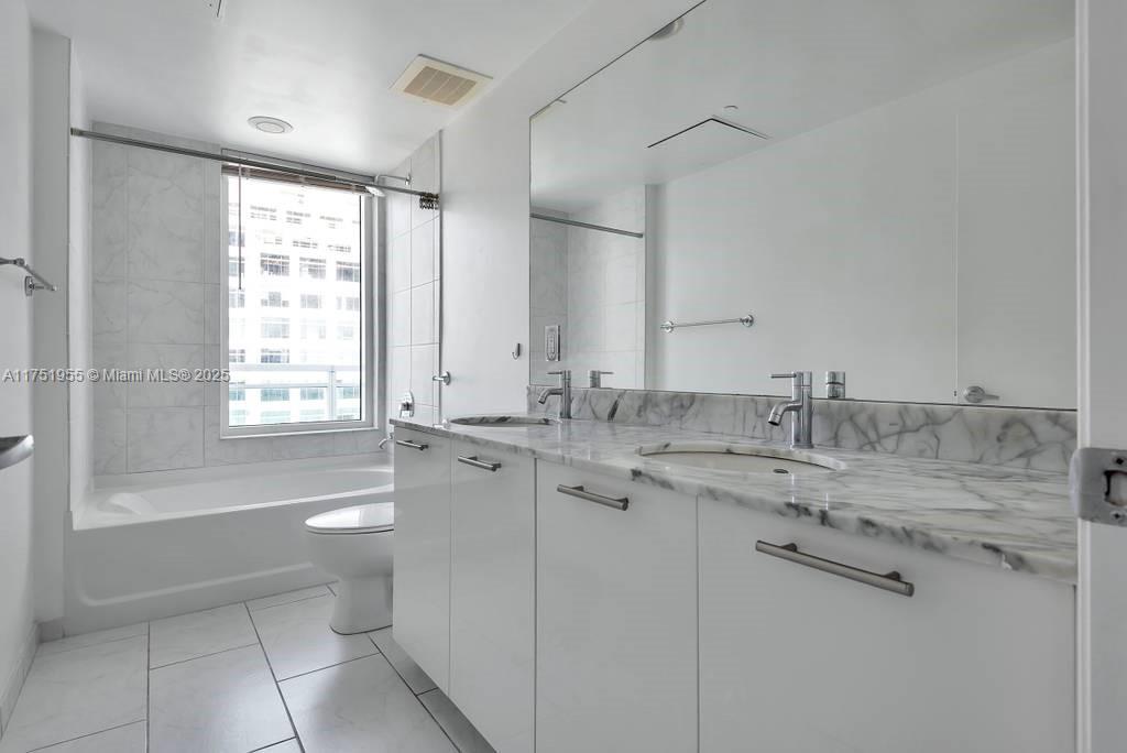 THE PLAZA 901 BRICKELL - Residential