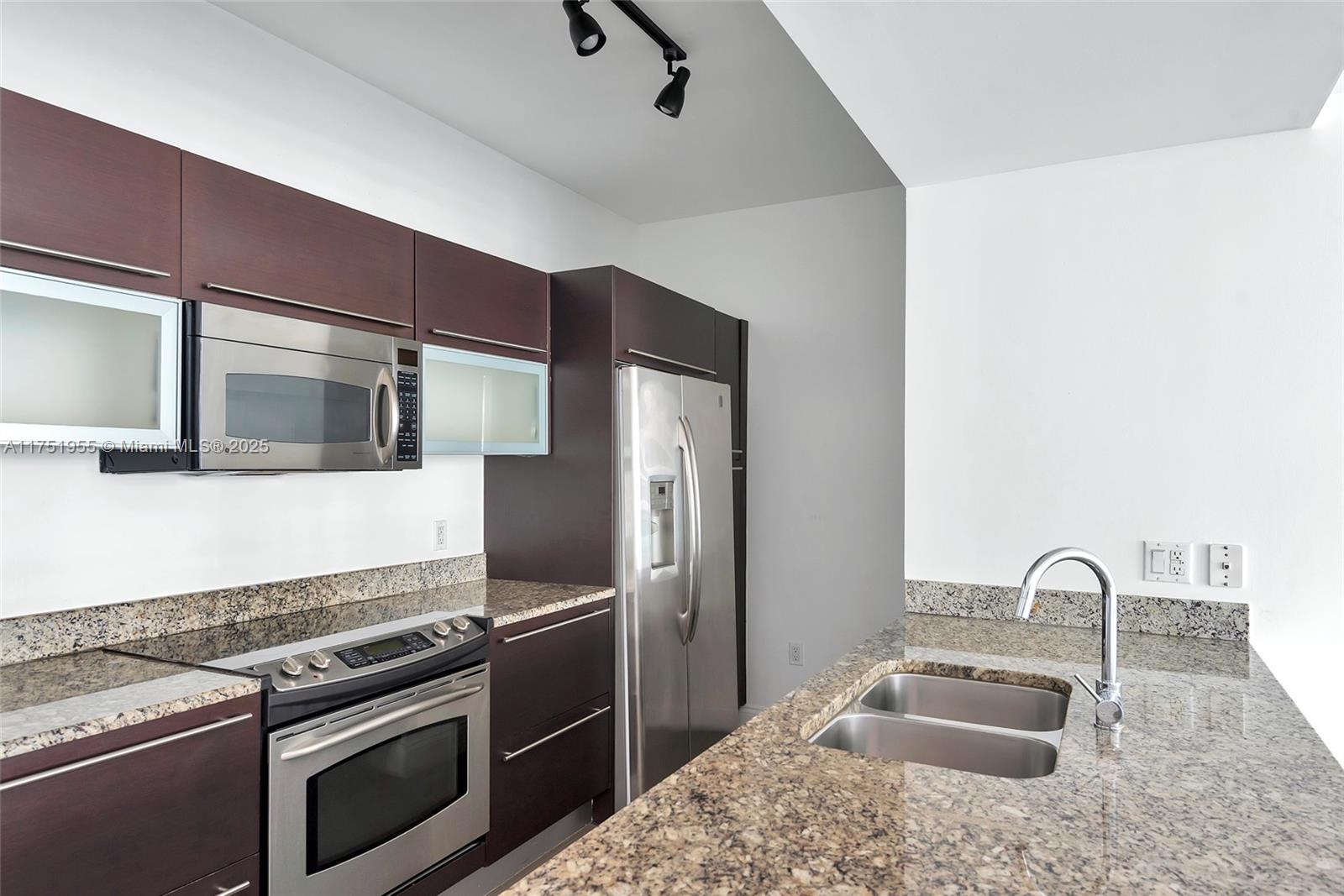 THE PLAZA 901 BRICKELL - Residential