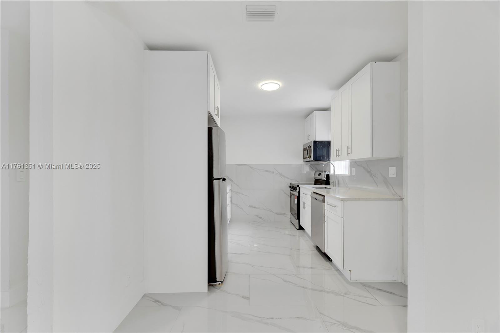 CARL BYOIR - Residential Lease