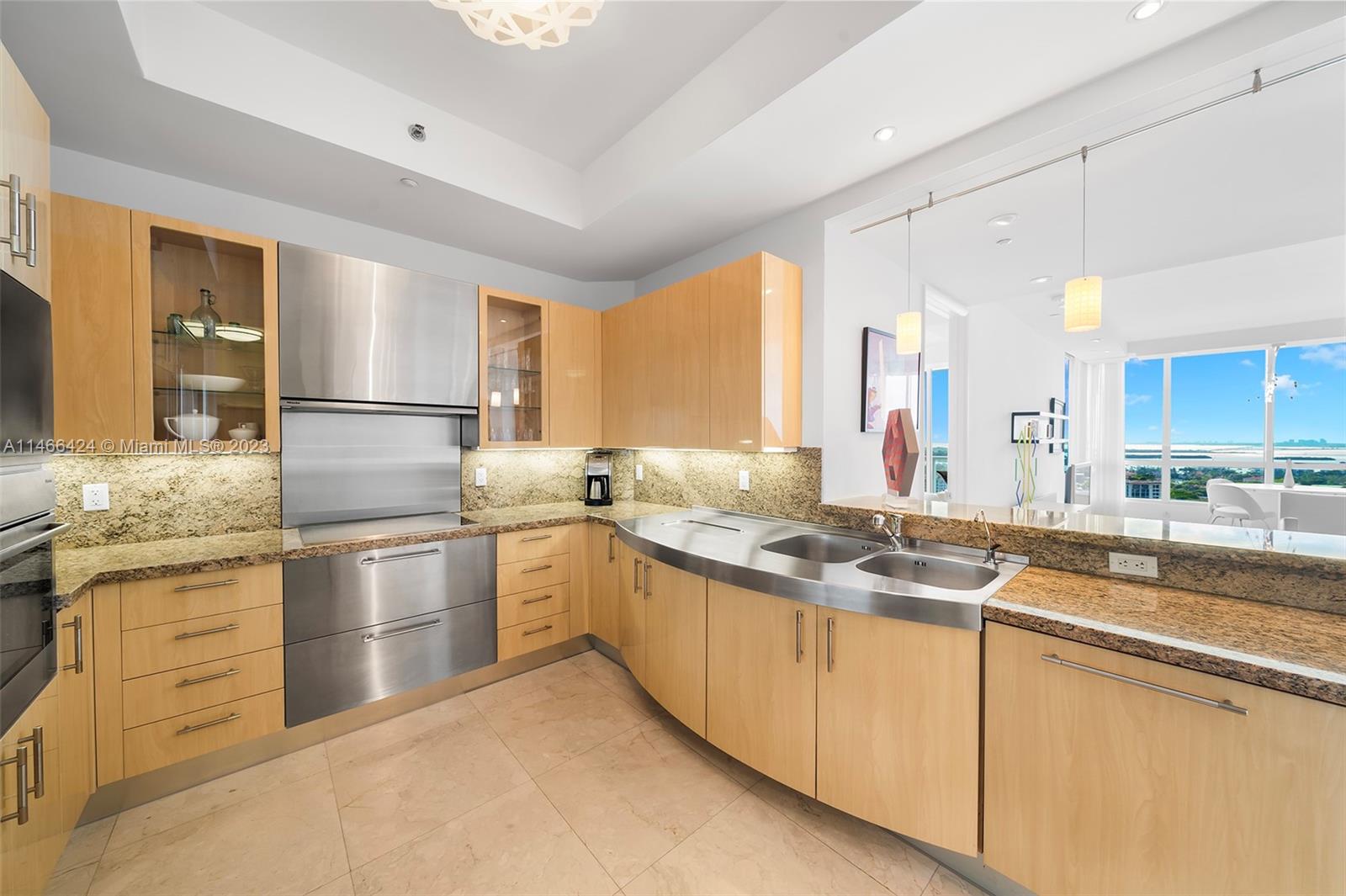 CONTINUUM ON SOUTH BEACH - Residential