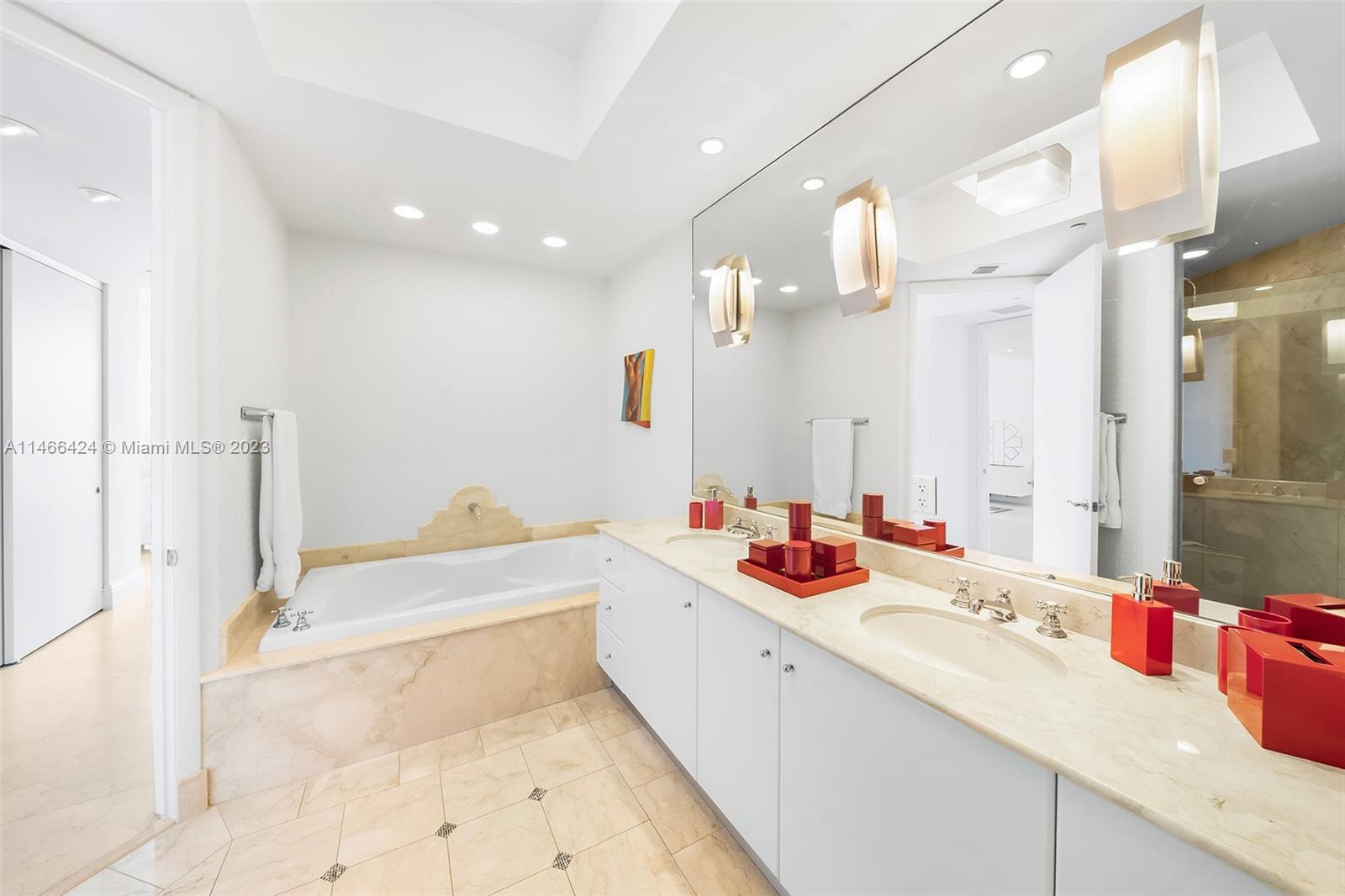 CONTINUUM ON SOUTH BEACH - Residential