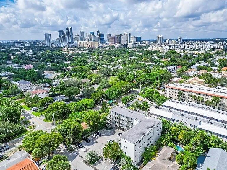 609 NE 13th Ave 302
