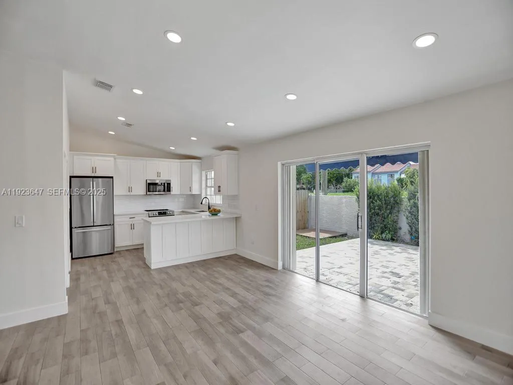 Miami, Florida 33183, United States, 2 Bedrooms Bedrooms, ,2 BathroomsBathrooms,Residential,Pending,250340