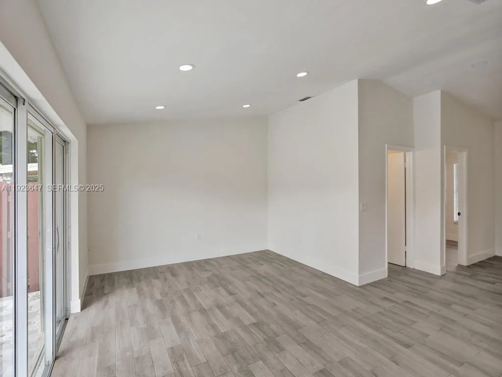 Miami, Florida 33183, United States, 2 Bedrooms Bedrooms, ,2 BathroomsBathrooms,Residential,Pending,250340